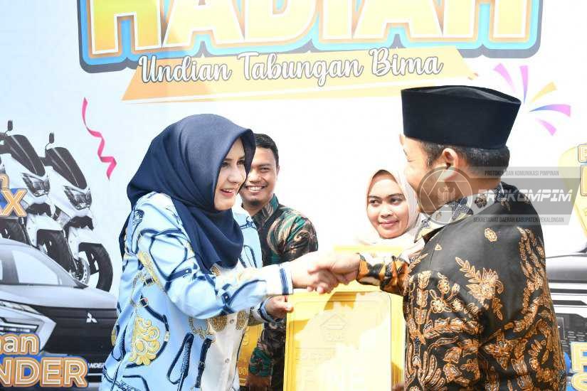 Bupati Fadia Arafiq Menyerahkan Hadiah Undian Tabungan Bima Periode II Tahun 2022 