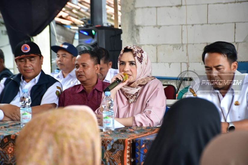 Bupati Fadia Dialog dengan Korban Banjir,..