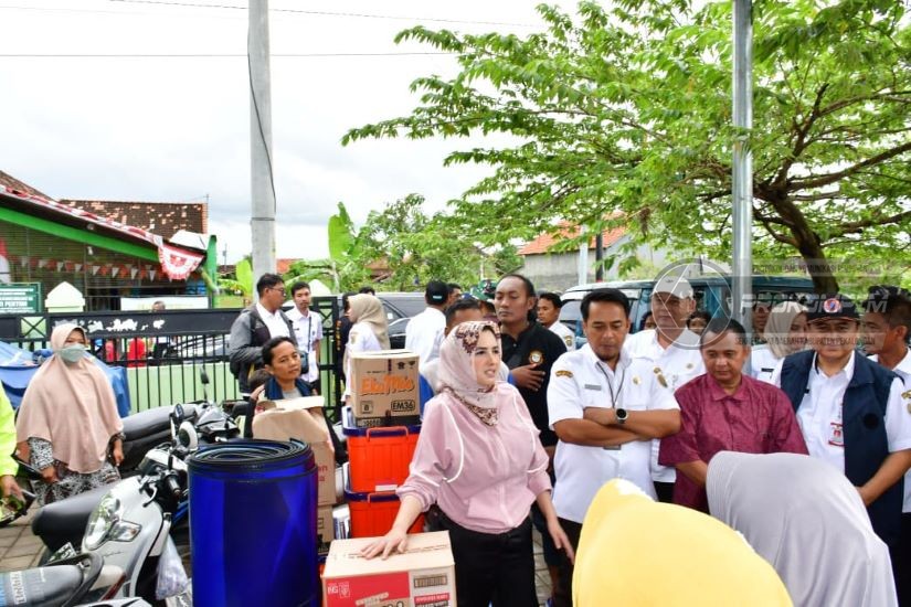 Bupati Fadia Kunjungi Posko Banjir dan S,..