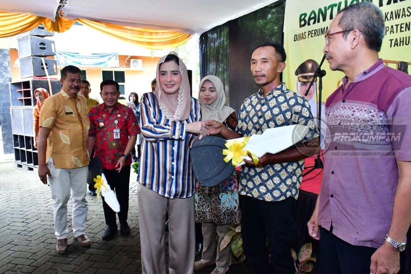 Bupati Fadia Serahkan 20 Unit Kendaraan ,..