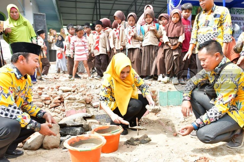 Bupati Fadia Melakukan Peletakan Batu Pertama Masjid Jami Nurul Yaqin di Desa Domiyang