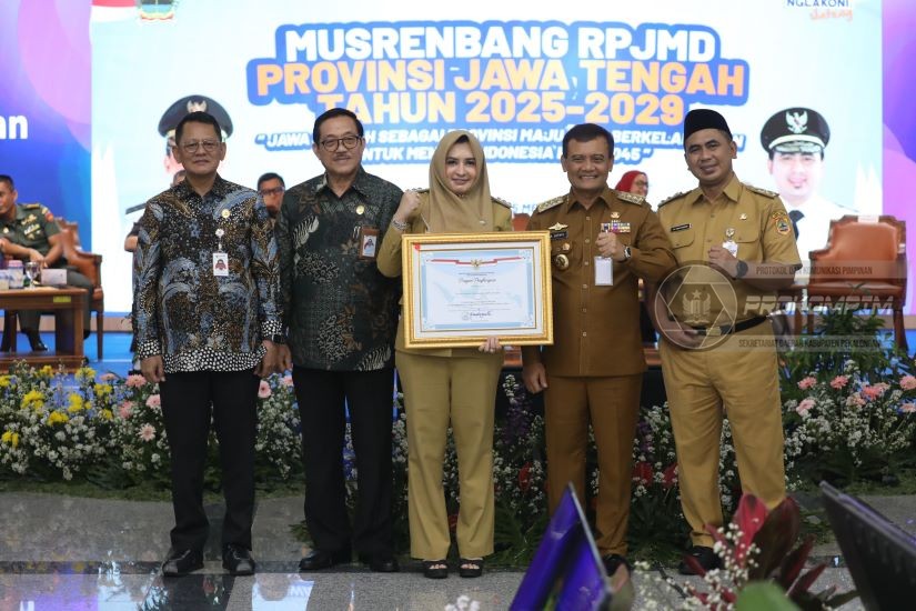 Bupati Fadia Terima Penghargaan Pelayana,..