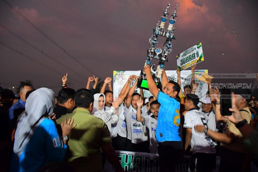 Bupati Fadia Serahkan Piala di Final Sal,..