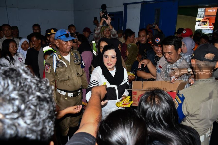 Bupati Fadia Salurkan Bantuan di Posko K,..