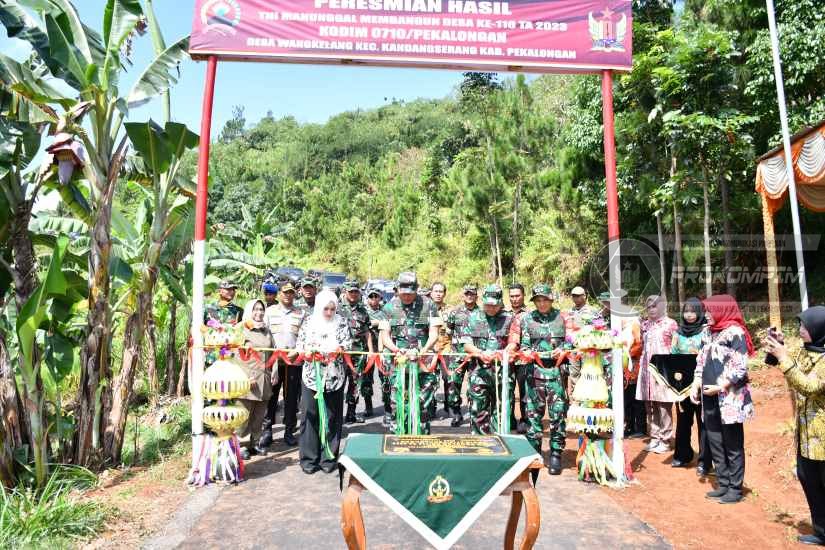 Bupati Pekalongan dan Pangdam IV Diponegoro Resmikan Jalan Desa Wangkelang Hasil TMMD