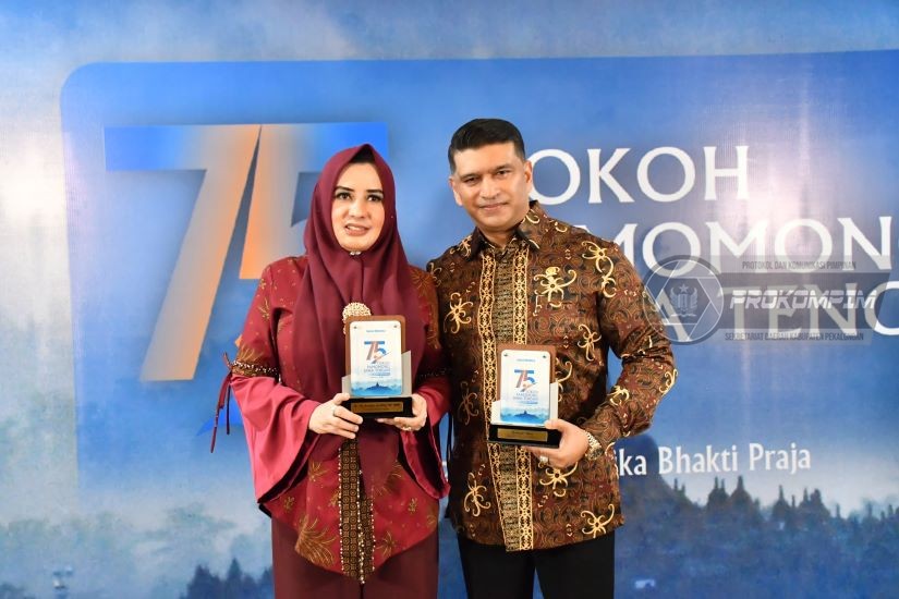 Bupati Fadia Dan Suami Terima Penghargaa,..