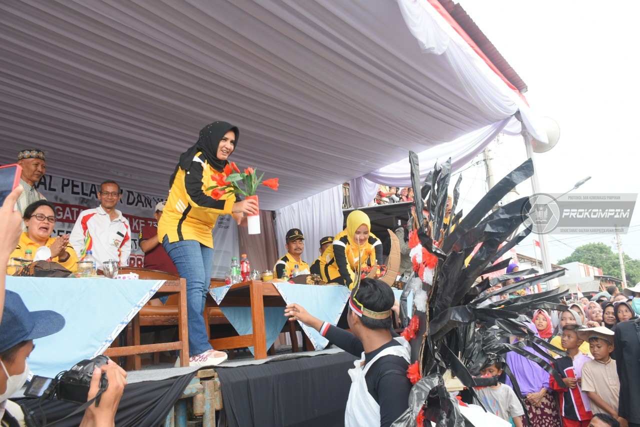 Bupati Fadia Arafiq Apresiasi Keunikan Peserta Lomba Karnaval Di Wonopringgo