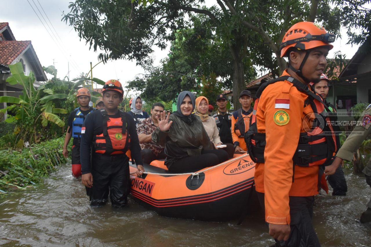 Bupati Fadia Didampingi Suami Tinjau Lokasi Banjir Tirto