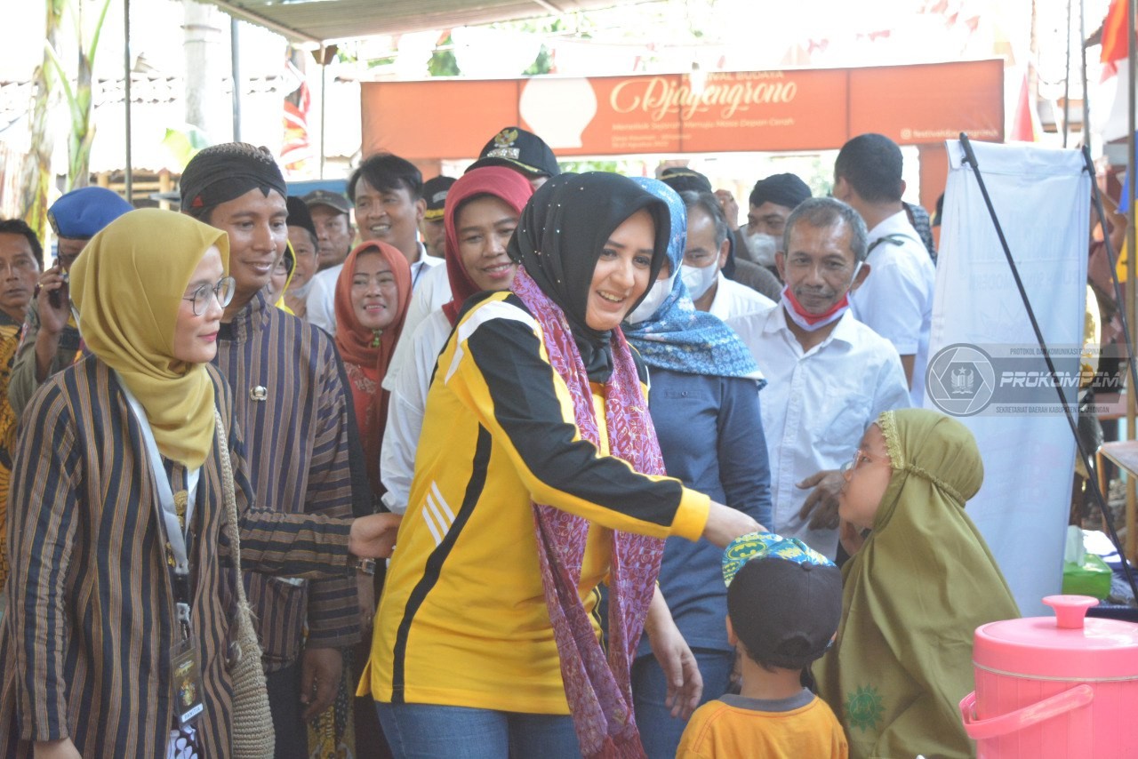 Bupati Fadia Arafiq Buka Festival Budaya Djayengrono 
