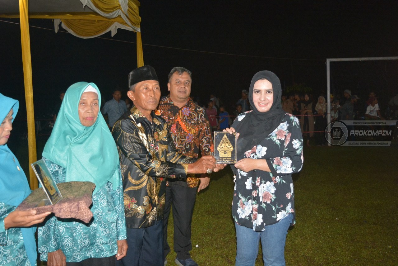 Bupati Fadia Arafiq Hadiri  Festival Budaya dan Baazar Desa Pringsurat