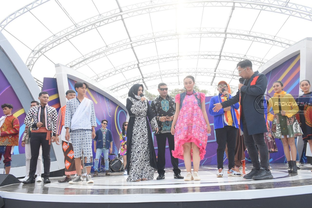 Bupati Fadia Arafiq Kenalkan Batik Khas Kabupaten Pekalongan di Karnaval SCTV