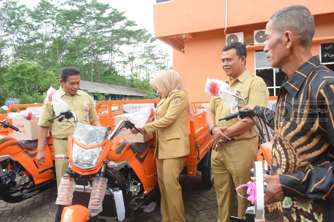 Pemkab Pekalongan Salurkan Bantuan Roda 3 Pengangkut Sampah Ke Sejumlah Desa