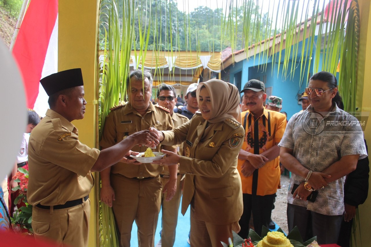 Bupati Fadia Arafiq Apresiasi Kades Kutorojo Atas Rehabilitasi Kantor Desa