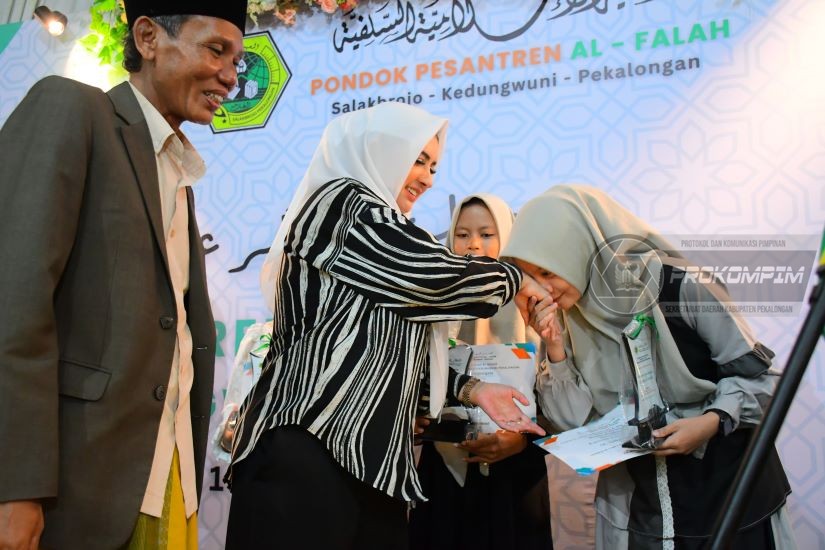 Hadiri Haflah Ponpes Al Falah, Bupati Fa,..