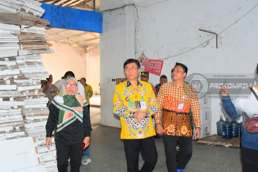 Pjs Bupati Pekalongan Tinjau Gudang Logi,..