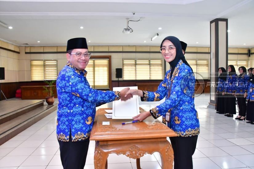 Serahkan SK Pengangkatan PNS, Plt. Bupat,..