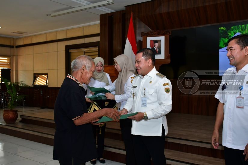 Pemkab Pekalongan Salurkan BLT DBHCHT ke,..