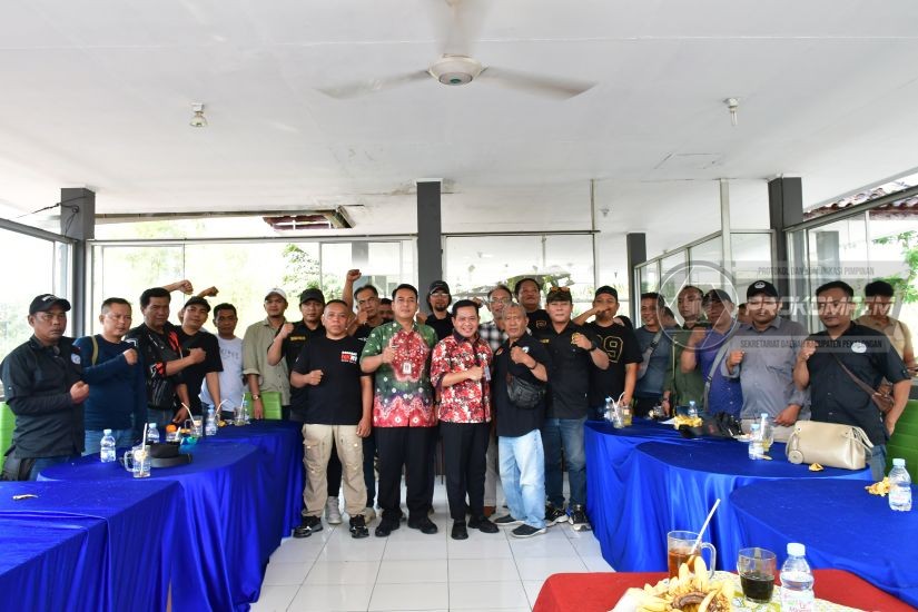 Silaturahmi dengan Awak Media, Plt. Bupa,..