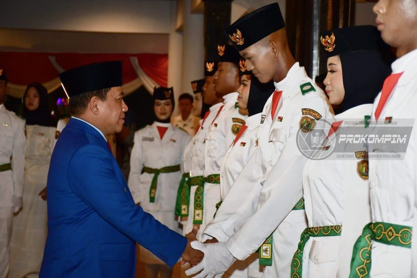 Kukuhkan Paskibraka 2026, Plt. Bupati Su,..