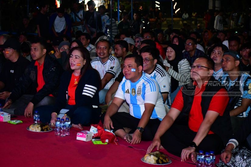 Plt. Bupati Pekalongan Nobar Final Piala,..