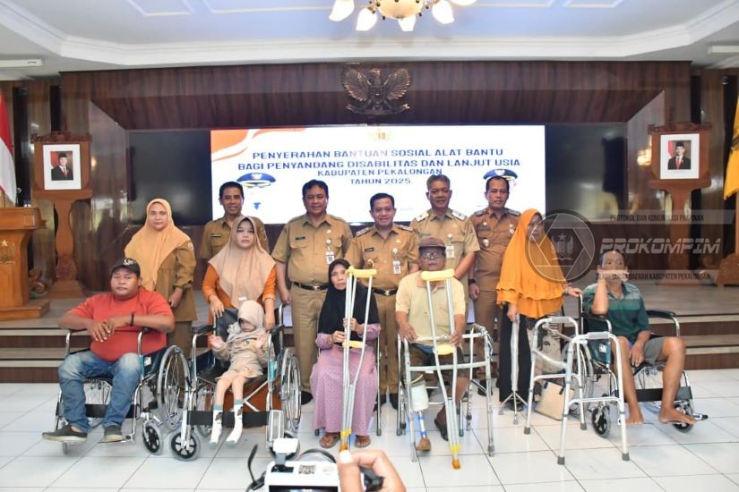 Pemkab Pekalongan Salurkan Alat Bantu ba,..