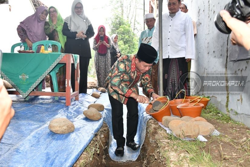 Wabup Sukirman Letakkan Batu Pertama Pem,..