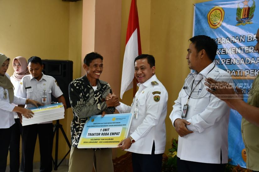 Wabup Sukirman Serahkan Alsintan, Dorong,..