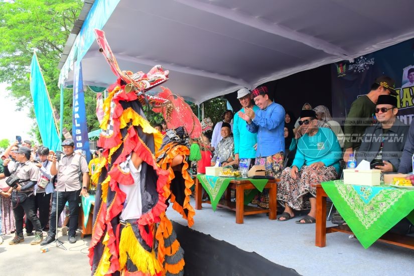 Wabup Sukirman Saksikan Karnaval Budaya ,..