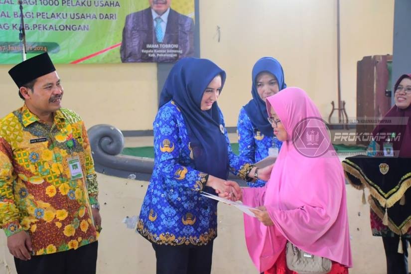Bupati Serahkan Sertifikat Halal Bagi Pelaku UMKM Kabupaten Pekalongan